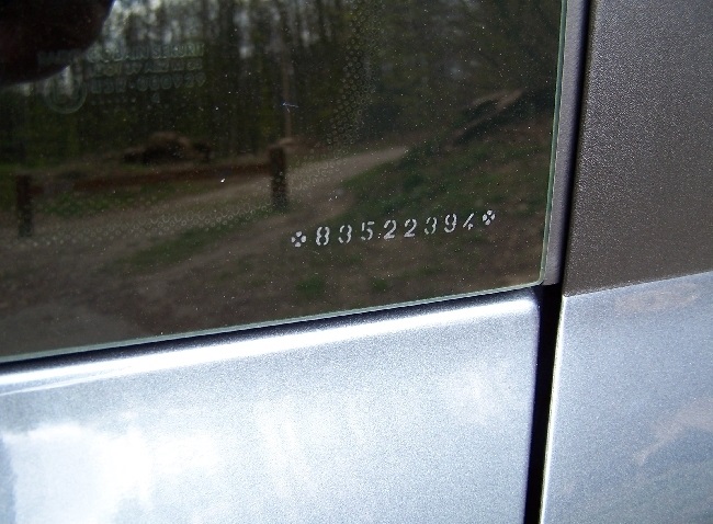 Photo d'une vitre de voiture avec un marquage de sécurité