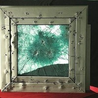 Photo d'une fenêtre blindée après test