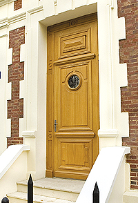 Photo d'une porte d'entrée en bois massif