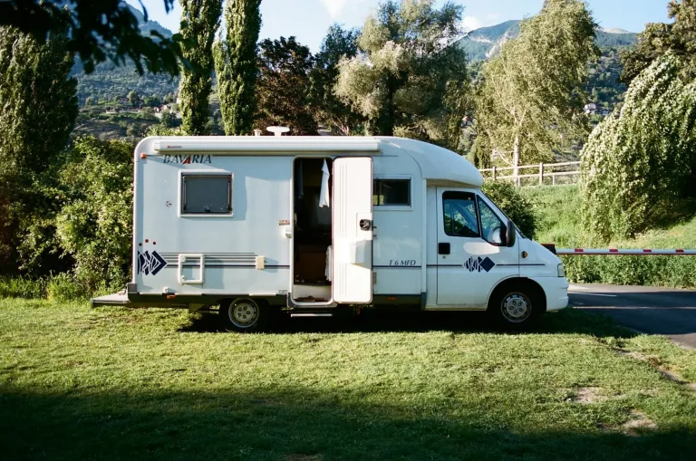 Camping-car stationné sur un terrain arboré