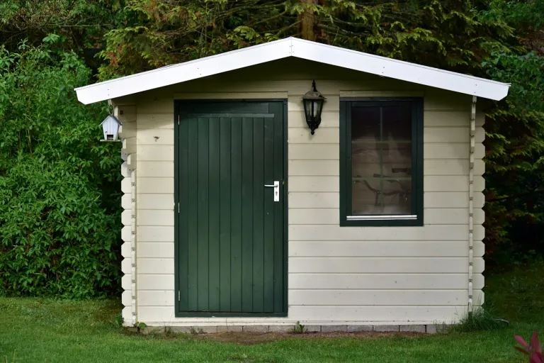 Abri de jardin en bois avec porte et fenêtre