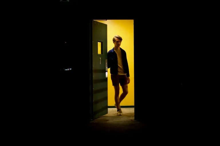 Silhouette d’un inconnu dans l’encadrement d’une porte