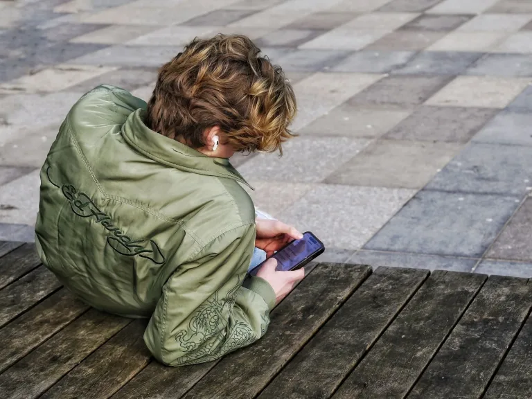 Jeune personne regardant son smartphone