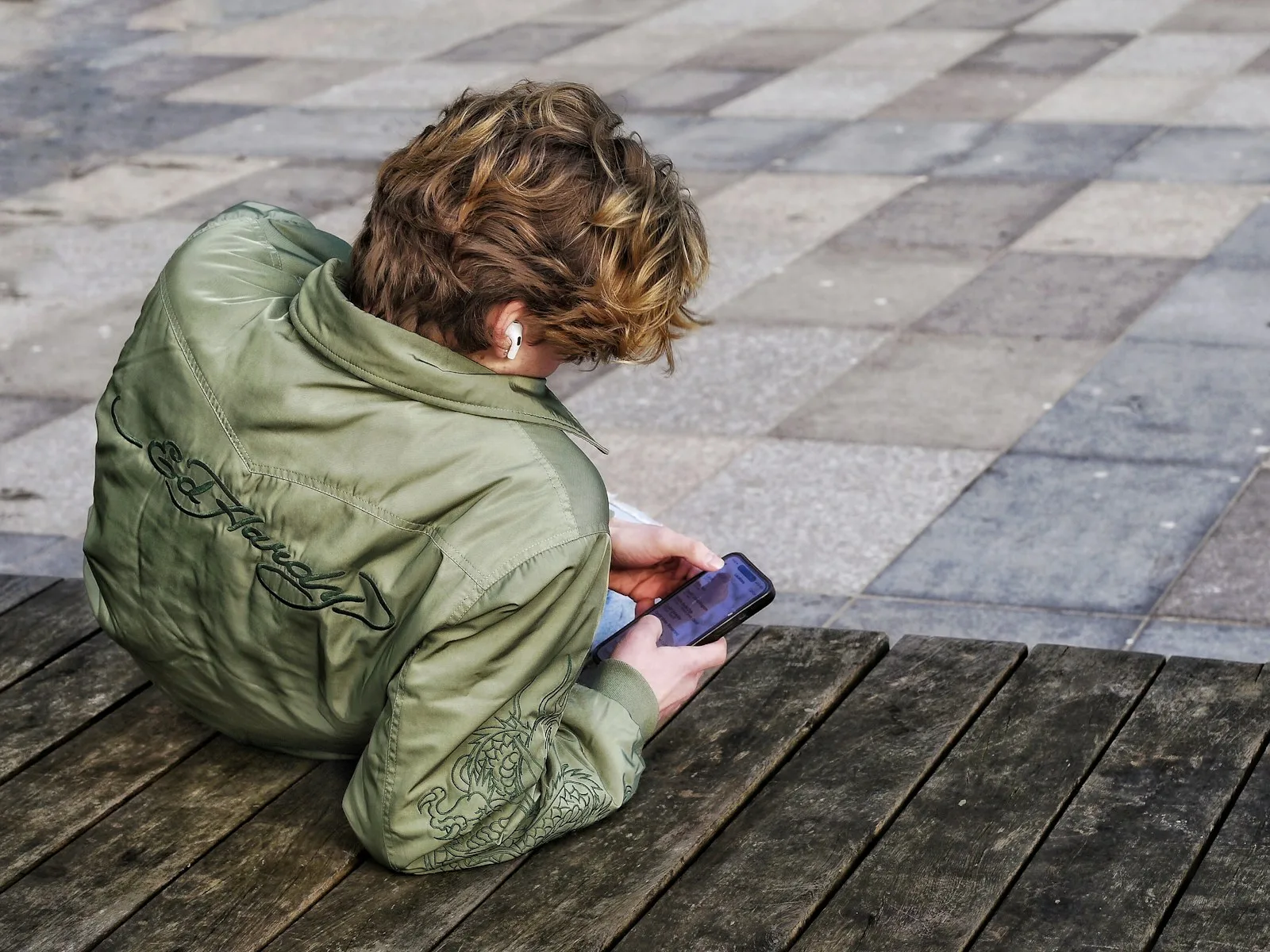 Jeune personne regardant son smartphone