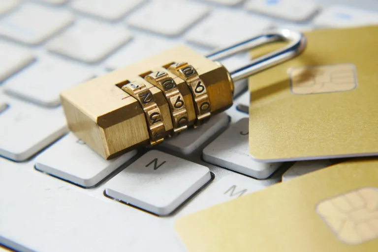 Cadenas posé sur un clavier d’ordinateur