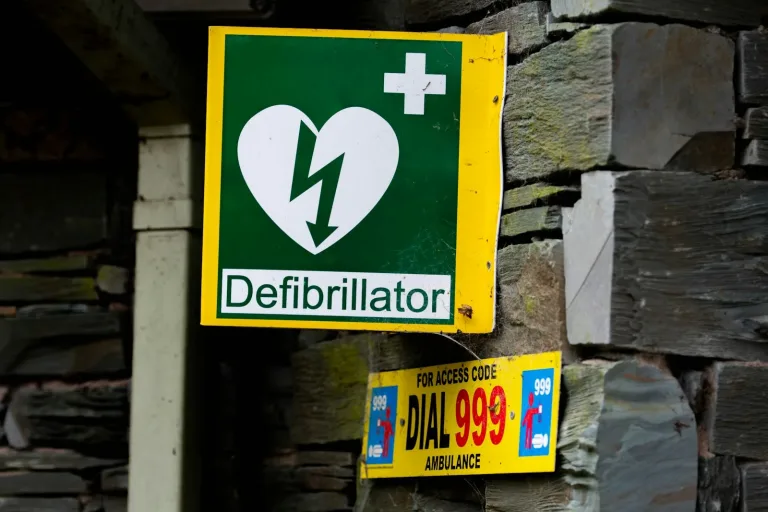 Panneau signalant un défibrillateur