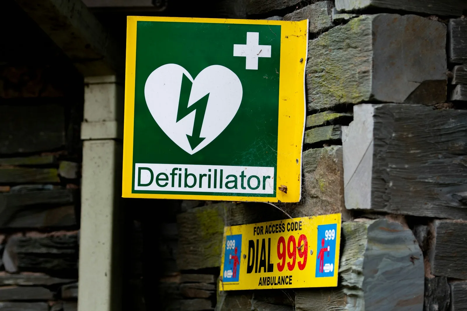 Panneau signalant un défibrillateur