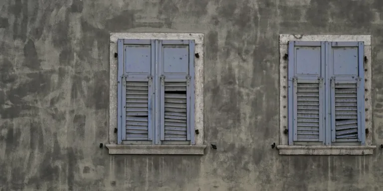 Volets fermés sur une façade