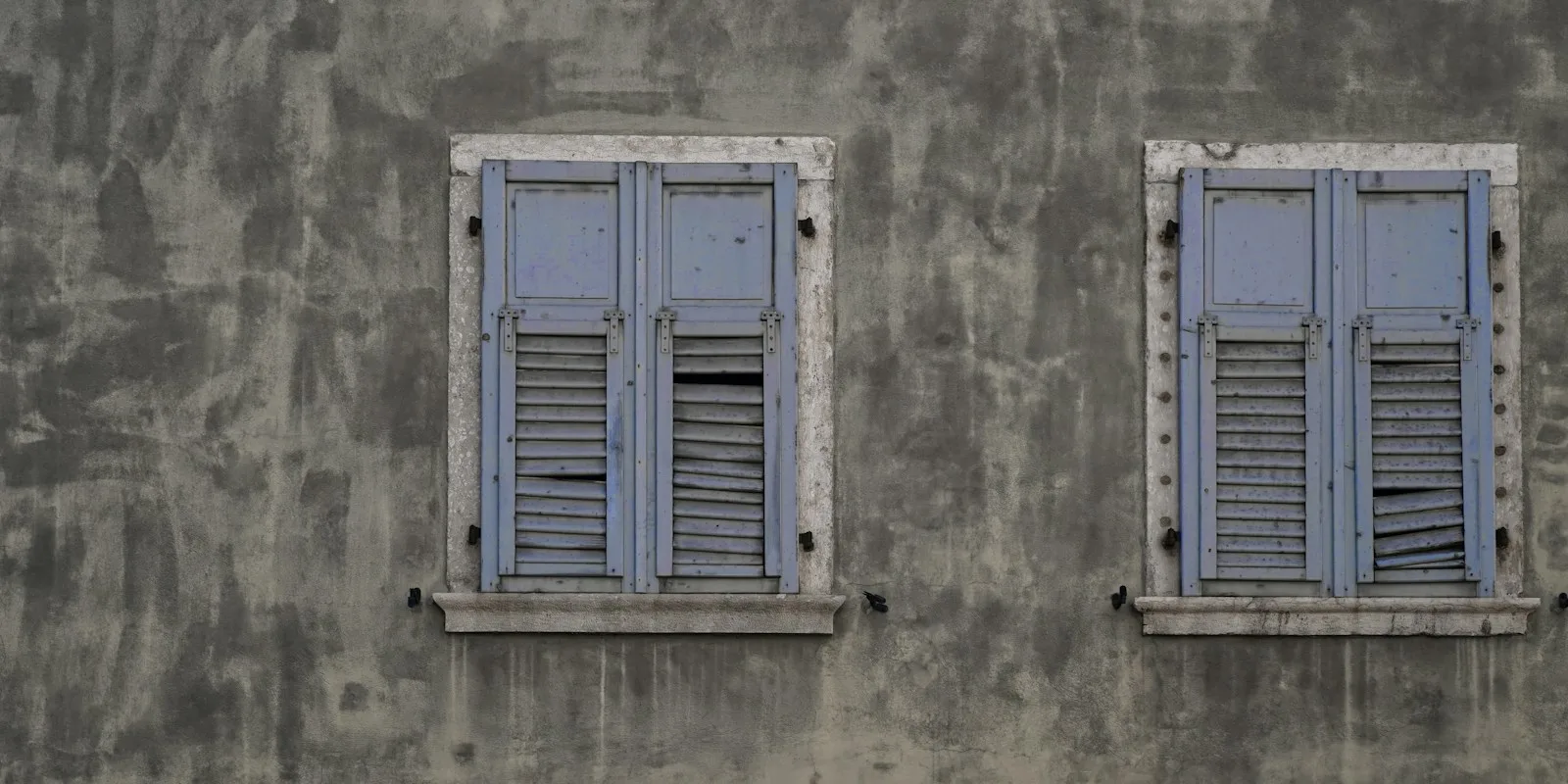 Volets fermés sur une façade