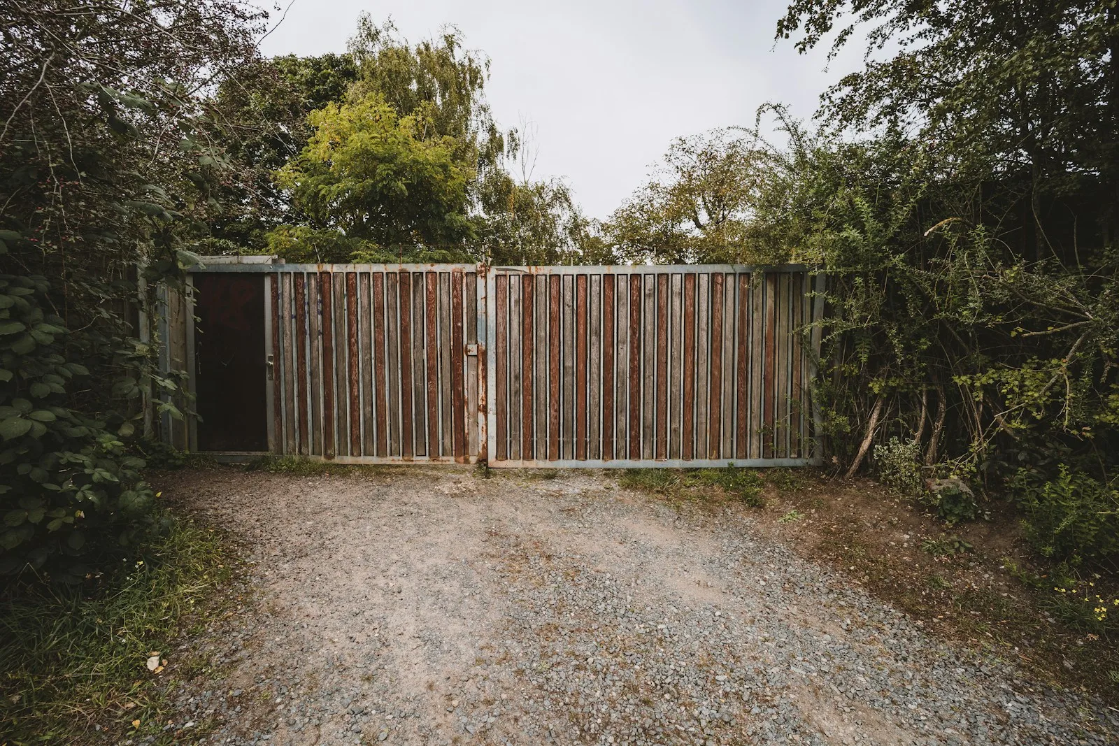 Portail en bois fermant une allée