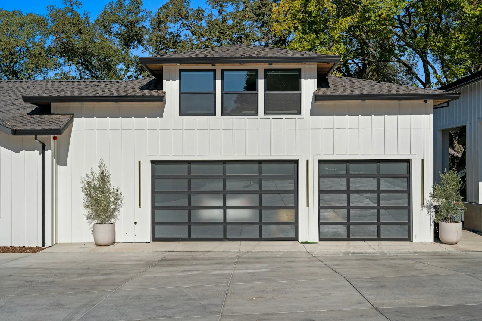 Maison avec deux portes de garage sectionnelles