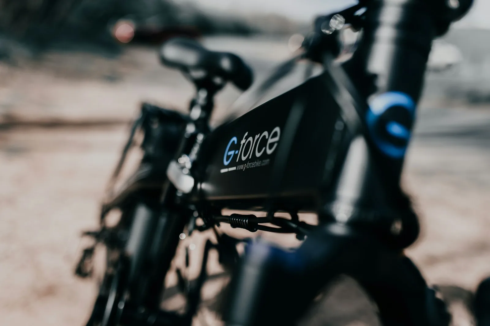 Vélo électrique garé au bord d’une rue
