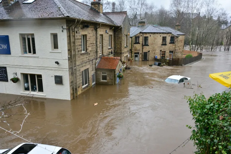 Maisons entourées par les eaux d’une crue