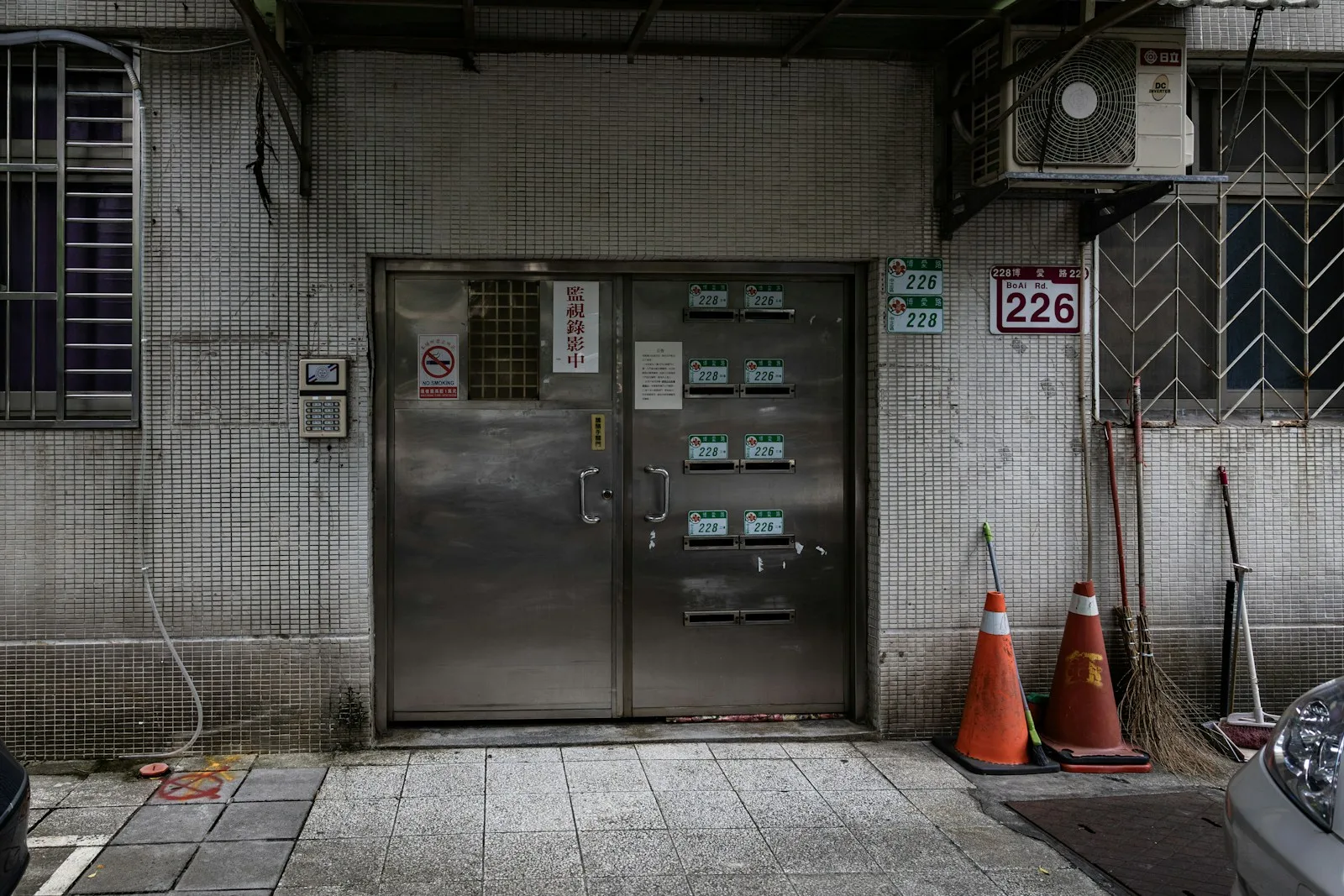 Porte d’entrée métallique d’un immeuble