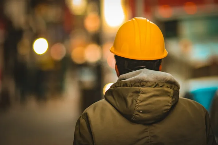 Ouvrier casqué vu de dos sur un chantier