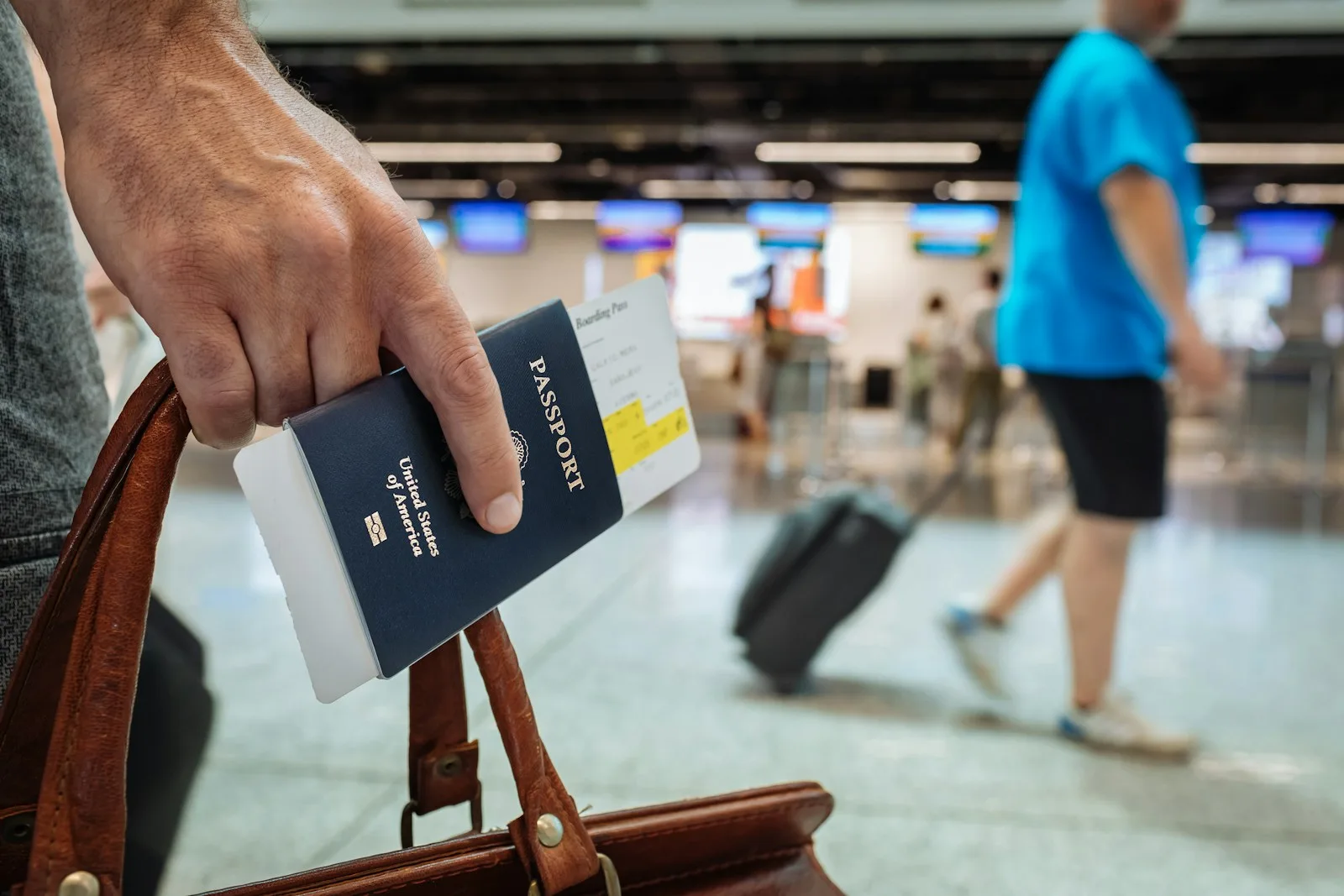 Voyageur tenant son passeport dans un aéroport