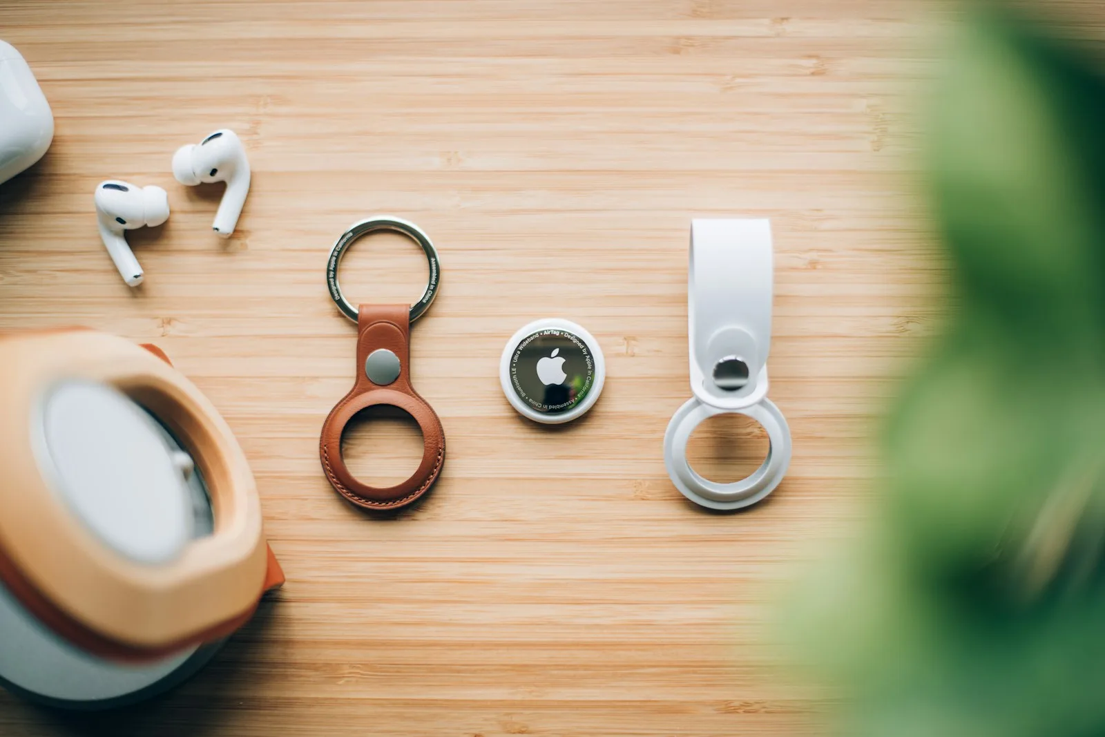 Balises Bluetooth avec porte-clés posées sur une table