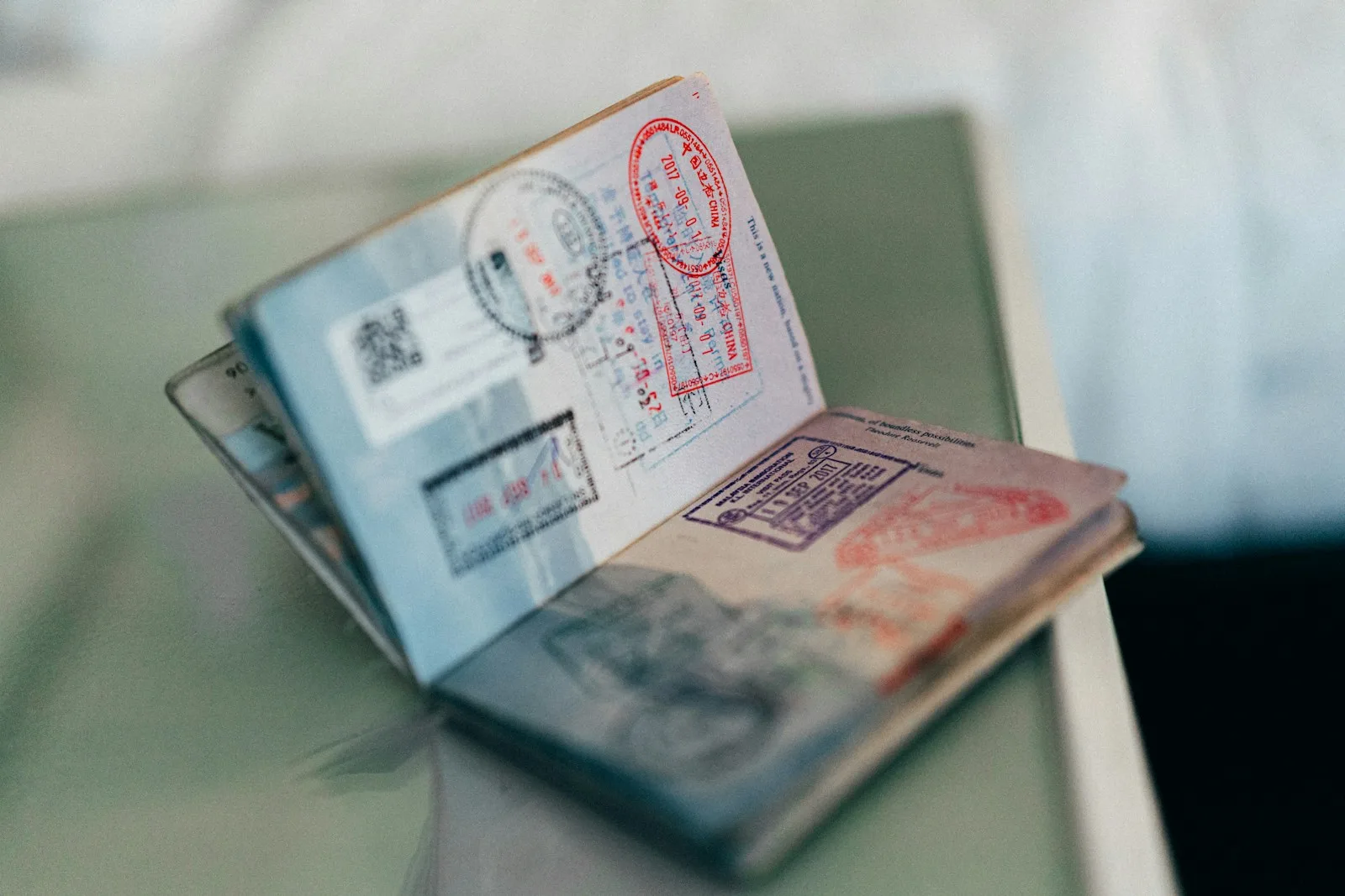 Passeport ouvert posé sur une table